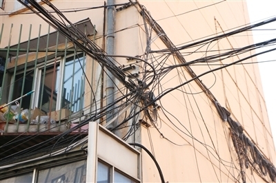 冰城小区线缆乱如麻，安全隐患谁来管？